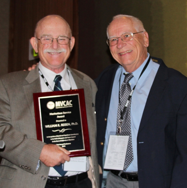 Medical entomologist William Reisen (left) with a MVCAC plaque presented by Bruce Eldridge, UC Davis emeritus professor of entomology. (Photo by Jill Oviatt, MVCAC)