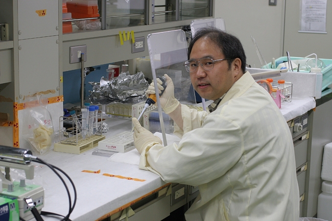 Chemical ecologist Yuko Ishida in his lab in Toyama.