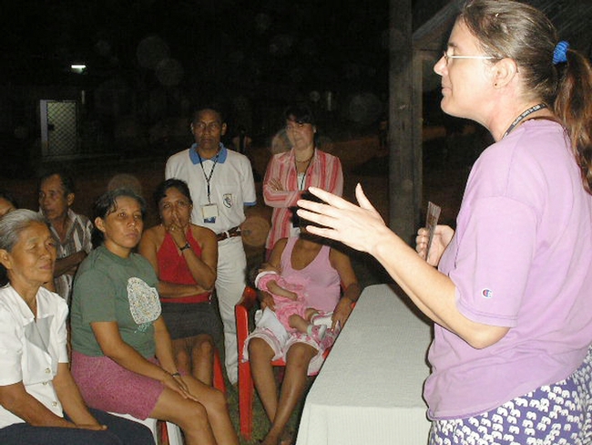 UC Davis epidemiologist Amy Morrison discusses dengue with Iquitos residents.