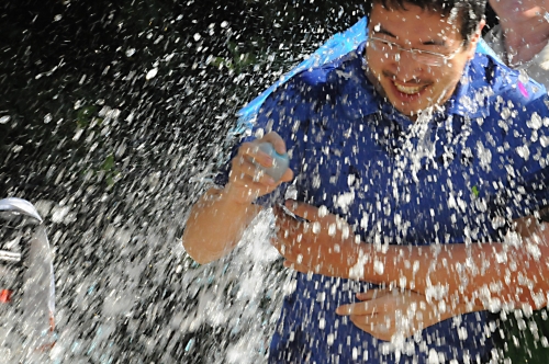 Wei Xu, of chemical ecologist Walter Leal's lab, gets drenched. (Photo by Kathy Keatley Garvey)