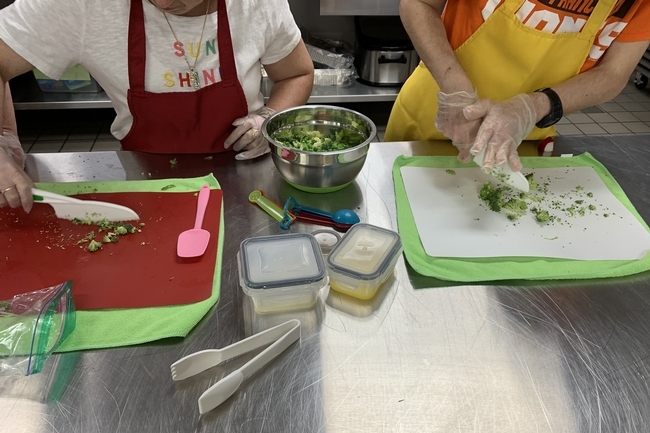 En la clase de cocina y seguridad alimentaria, los clientes de MORE aprenden destrezas culinarias y el uso seguro de cuchillos para cortar verduras. Fotografía por Cailin McLaughlin