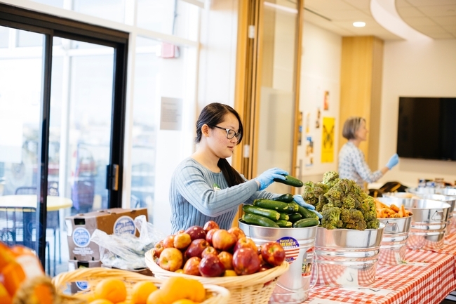 Los centros de alimentos como este en UC San Francisco suplementan el acceso de los estudiantes a los alimentos. Los requisitos extras que se les piden a los estudiantes universitarios para calificar para los beneficios de SNAP o CalFresh tienden a disuadir a muchos de recibir estos beneficios.