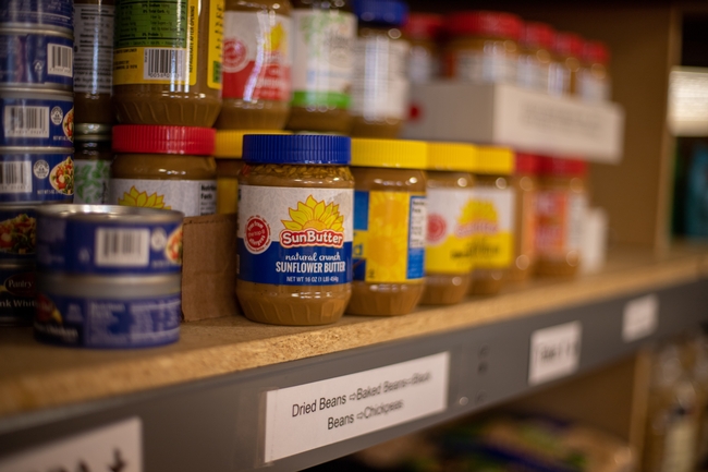 En un estudio reciente, los estudiantes reportaron que los bancos de comida en las universidades eran un apoyo para su salud en general. Fotografía por Aaron Doucett on Unsplash.