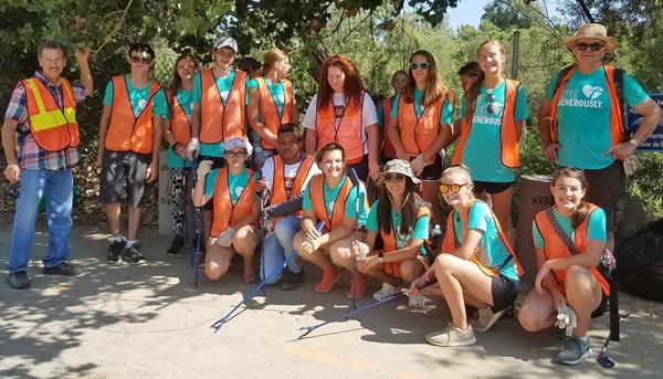 4-H teen leaders from California and Wisconsin volunteering at the Santa Ana River cleanup. Photo by Claudia Diaz.