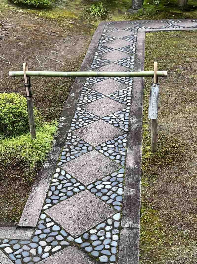 This pathway at Ryogen-in garden in Kyoto demonstrates the principle of combining more formal and less formal elements. J.C. Lawrence