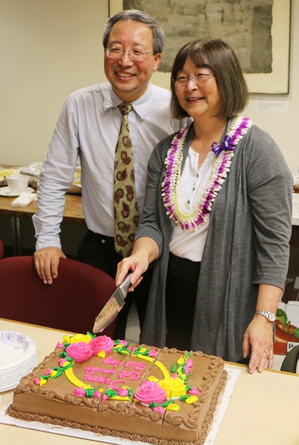 Professor Qing Li of the University of Hawaii and a Hammock lab alumnus cuts the cake with Shirley Gee at a ceremony honoring her at the 2015 Pacific Chem meeting, held in December in Hawaii.