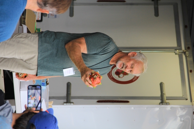 رجل يحمل بيتايا / فاكهة التنين.