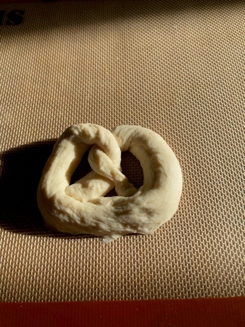 Fully shaped pretzel