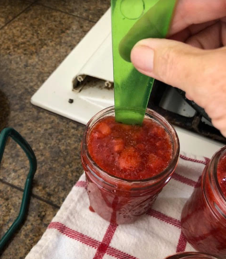 Removing air bubbles in filled jar