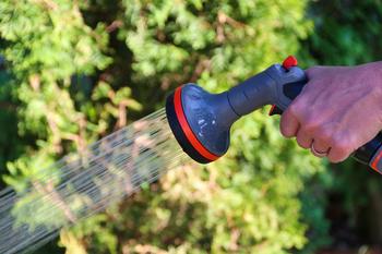 Hose nozzles with variable spray patterns use a pistol grip to turn the water on and off. Photo: Pixabay