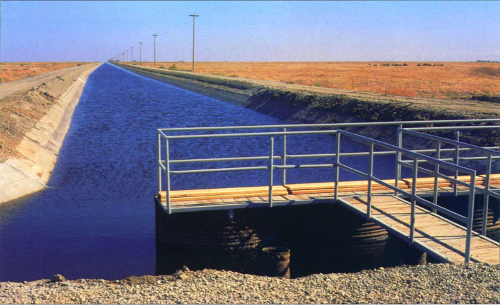 Looking south along the San Luis Drain from the drain terminus. Agricultural drainage water enters Mud Slough through a connecting channel below the terminus.