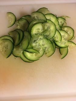 1/4 cucumber, thinly sliced