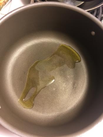 Drizzle olive oil in a heated pot.