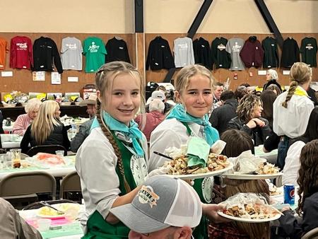 4-H Members Serving at the Crab Feed