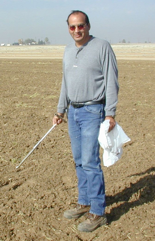 UCCE farm advisor Joe Nunez at a Kern County potato field day.