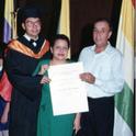 Jairo Díaz con sus padres José y Amparo al momento de recibir el diploma por haber terminado su licenciatura en 1997.