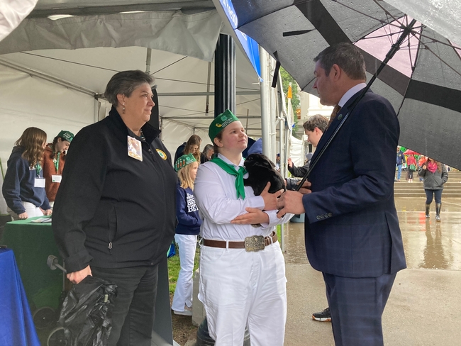 4-H teen and Glenda Humiston talking with Assemblymember Jim Wood.