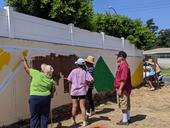 Los participantes comenzaron a diseñar el mural del jardín comunitario en una comunidad de Riverside, CA