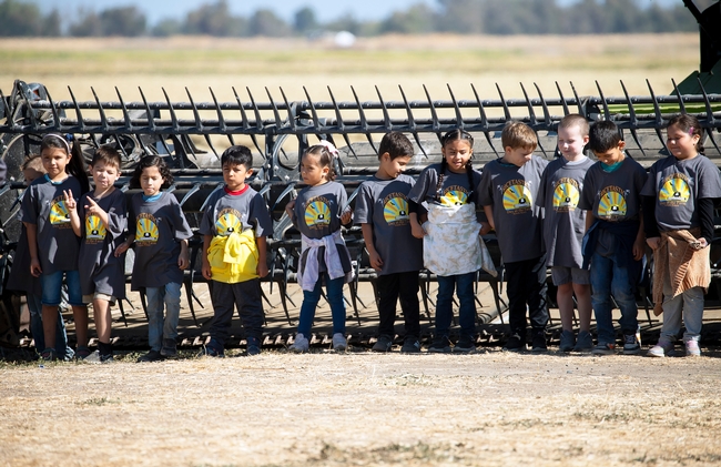 Más de 200 niños de primer año de primaria visitaron los cultivos de arroz en el Valle de Sacramento, allí aprendieron sobre el ciclo que realiza el arroz desde que se siembra hasta que se realiza la cosecha. Foto: Evett Kilmartin