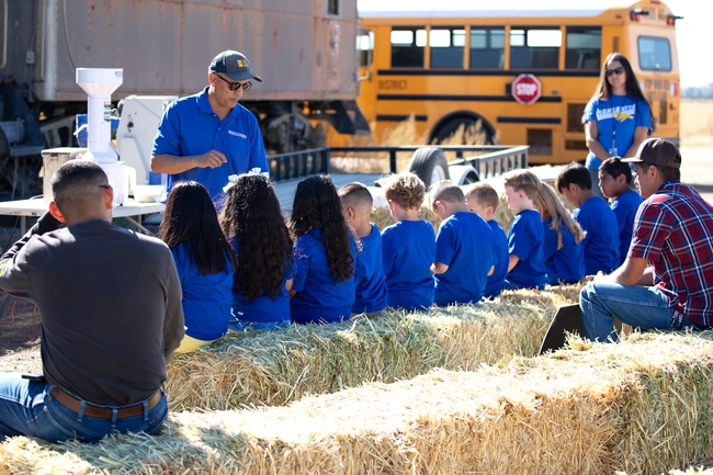 Luis Espino, asesor de sistemas de cultivo de arroz de UC ANR le mostró a los pequeños estudiantes el proceso al que se debe someter el arroz antes de llegar a sus mesas. Foto: Evette Kilmartin