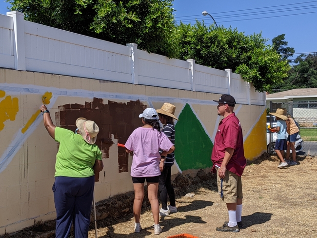 Los participantes comenzaron a diseñar el mural del jardín comunitario en una comunidad de Riverside, CA