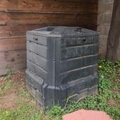 Compost bin with locking lid to exclude pests. (Credit: E Lander)