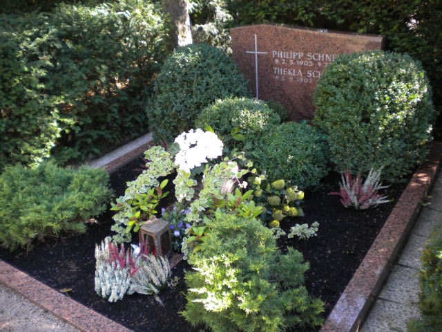 Graves with their gardens. (photos by Karen Metz)