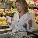 Crear y apegarse a una lista puede ayudarle a los compradores a ahorrar dinero y comer más saludablemente.