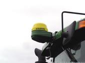 Receptor GPS montado en la cabina de un tractor. Los sistemas GPS se están usando cada vez más en la agricultura. Foto J. Williams.