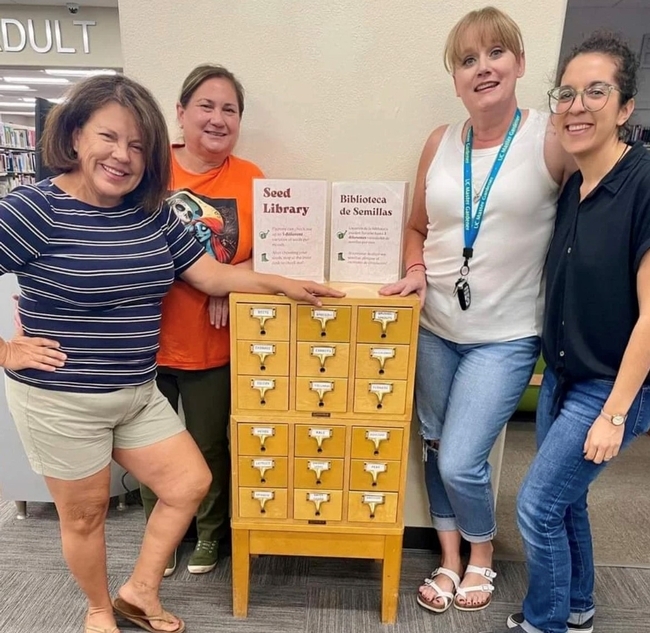 Voluntarios de la UC Master Gardener posan con la biblioteca gratuita de semillas ubicada en la Biblioteca Pública de la Ciudad de Imperial. Foto cortesía de Kristian Salgado.