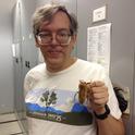Douglas Yanega es el principal científico del Museo de Investigación Entomológica en UC Riverside. Aquí se le ve posando con una chinche de agua, un insecto comestible.
