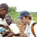 Un voluntario de Eco Finder discute el tema de las malezas con Michael Wolf, un estudiante de posgrado de UC Davis, en Kenia durante la primera ronda de proyectos del Fondo Trellis de Horticultura CRSP.