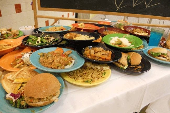 Un buffet con sobras de comidas les permite a los estudiantes visualizar la cantidad de desperdicio de comida.