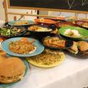 Un buffet con sobras de comidas les permite a los estudiantes visualizar la cantidad de desperdicio de comida.