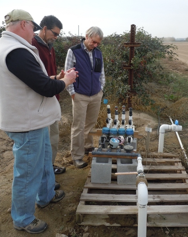 Científicos de Extensión Cooperativa de la UC (de izquierda a derecha) Larry Schwankl, Aziz Baameur y Mark Gaskell con el equipo para el conteo de riego.