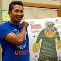 Marc Sánchez muestra el “Monstruo Verde” que usa para alentar a los niños a comer frutas y verduras. (Fotografía: José Pantoja)
