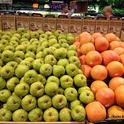 La sección de frutas y verduras es un buen lugar para seleccionar alimentos más saludables. (Foto por Kathy Keatley Garvey)
