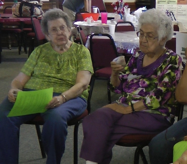 Lela Rigdon, a la izquierda, y Nellie Ríos prueban un “batido monstruoso” en la clase de la UC Calfresh.