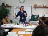 Estela Cabral, educadora de nutrición de Extensión Cooperativa enseña en sus clases las desventajas de bebidas a las que se promocionan mucho.