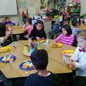 Día de San Valentín del año pasado, Nick Spezzano (el hijo de Terri, con la camisa blanca) comiendo verduras y frutas frescas con sus compañeros en la escuela.