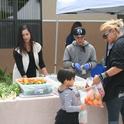 Un mini puesto agrícola en la escuela Vang Pao en Fresno ofrece frutas y verduras frescas a niños y familias.