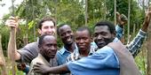 Mark Lundy (atrás a la izq.) con Chimwemwe (segundo der. a izq.) y sus colegas de Malawi .