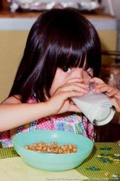 Los proveedores de cuidado infantil deben servir solo leche regular baja en grasa y sin endulzantes a niños de dos años o mayores.