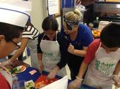 Estudiantes practican habilidades culinarias