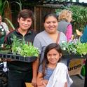 El Programa La Mesa Verde de San José ayuda a familias de recursos limitados a establecer su propio huerto.