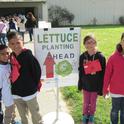 Estudiantes del tercer grado de la primaria Fremont se unieron a sus compañeros de clases, durante el Día de la Granja y Nutrición celebrado el año pasado.