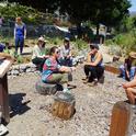 Los voluntarios en el huerto antes de la primera lección. El curso es impartido por Lisa Paniaqua (a la izquierda), coordinadora de sustentabilidad del huerto escolar de CalFresh de la UC en los condados de San Luis Obispo y Santa Bárbara.