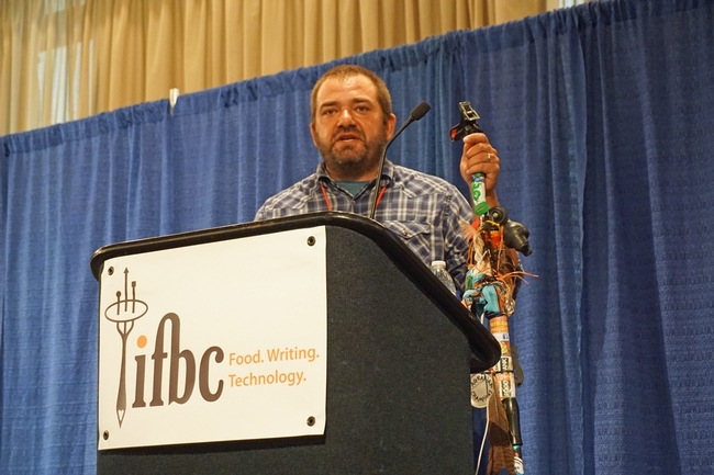 Nick Papadopoulous llevo su pasión por los alimentos e historias a la Conferencia Internacional de Blogueros de Alimentos que se realizó en Sacramento.