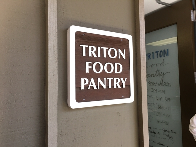 El Banco de Alimentos Triton abrió sus puertas en el 2015 con fondos aportados por la Iniciativa Alimentaria Global. El banco de alimentos sirve a un promedio de 600 estudiantes de UCSD a la semana y atendió a un total de diez mil estudiantes durante el año académico 2016-2017.