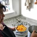 Lena McCovey, maestra en conservación de alimentos de UC se prepara para caramelizar cáscaras de naranja. (Fotografía: Barbara Goldberg)